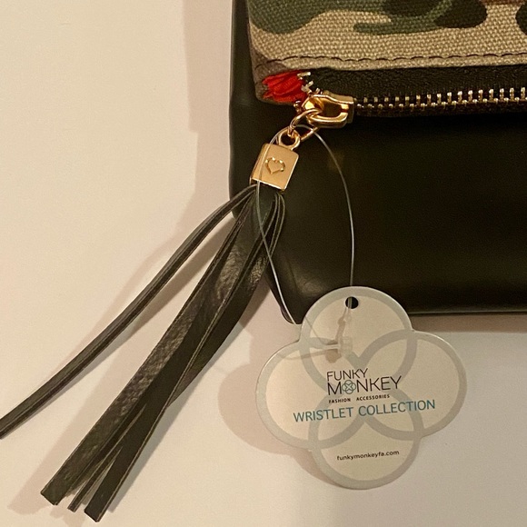 NWT Funky Monkey Camouflage Fold-Over Zippered Clutch - Picture 6 of 16